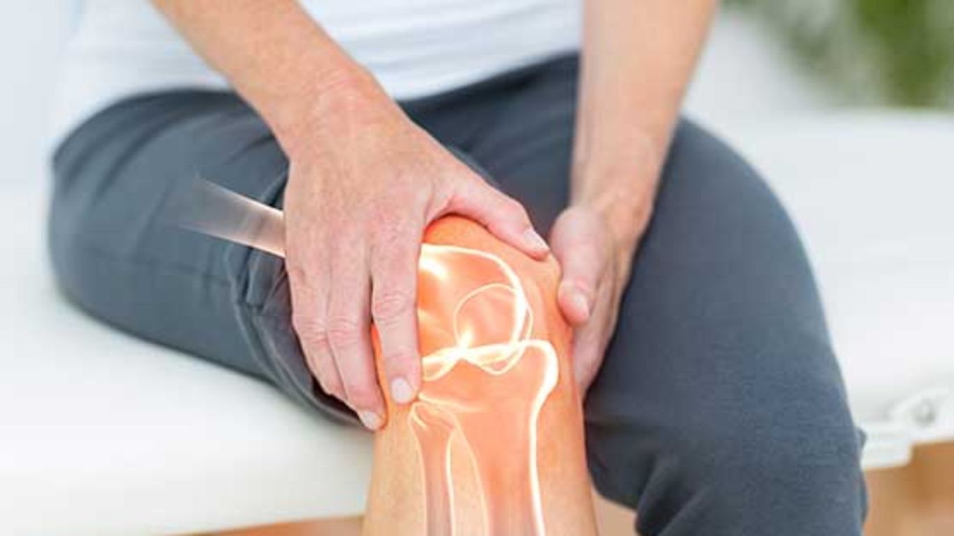 Knee Pain: చలికాలంలో మోకాళ్ల నొప్పులు అధికమవుతున్నాయా? ఈ జాగ్రత్తలు పాటించండి.. Knee Pain: చలికాలంలో మోకాళ్ల నొప్పులు అధికమవుతున్నాయా? ఈ జాగ్రత్తలు పాటించండి..
