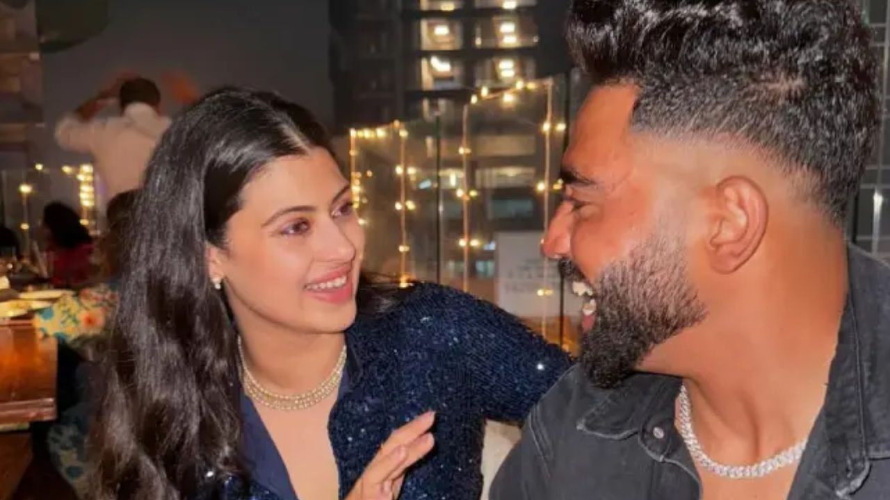 Mohammed Siraj Dating: బాలీవుడ్ సింగర్తో డేటింగ్.. క్లారిటీ ఇచ్చిన మహమ్మద్ సిరాజ్! Mohammed Siraj Dating: బాలీవుడ్ సింగర్తో డేటింగ్.. క్లారిటీ ఇచ్చిన మహమ్మద్ సిరాజ్!