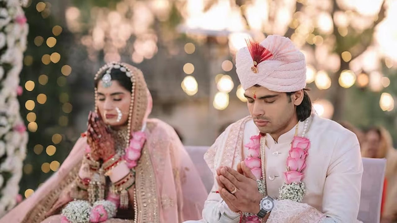 Neeraj Chopra: పెళ్లి చేసుకున్న నీరజ్ చోప్రా.. ఫోటోలు వైరల్ Neeraj Chopra: పెళ్లి చేసుకున్న నీరజ్ చోప్రా.. ఫోటోలు వైరల్