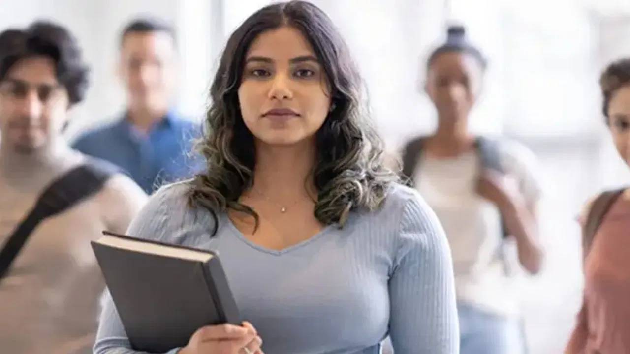 Canada : అమెరికాలో ఇబ్బందుల్లో వేలాది మంది భారతీయులు.. ఇక కెనడా వంతు Canada : అమెరికాలో ఇబ్బందుల్లో వేలాది మంది భారతీయులు.. ఇక కెనడా వంతు