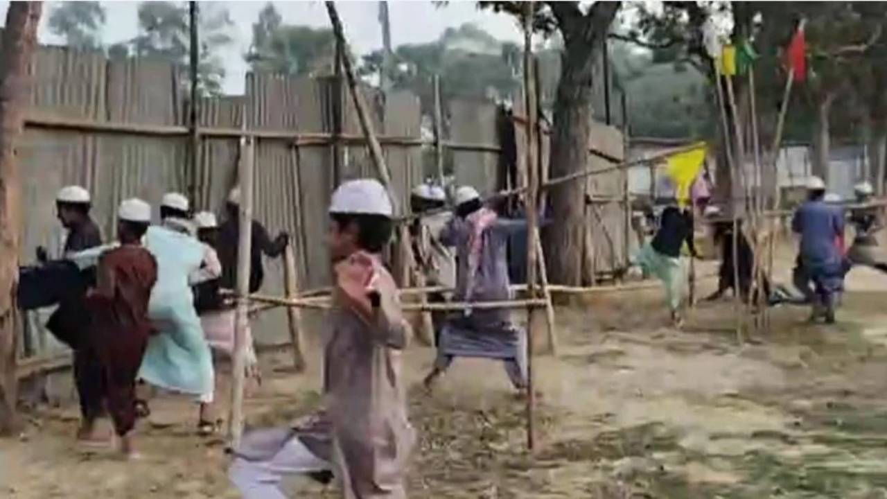 Bangladesh : బంగ్లాదేశ్లో అమ్మాయిలు ఫుట్బాల్ ఆడడం పై గొడవ.. గ్రౌండ్ లో విధ్వంసం Bangladesh : బంగ్లాదేశ్లో అమ్మాయిలు ఫుట్బాల్ ఆడడం పై గొడవ.. గ్రౌండ్ లో విధ్వంసం