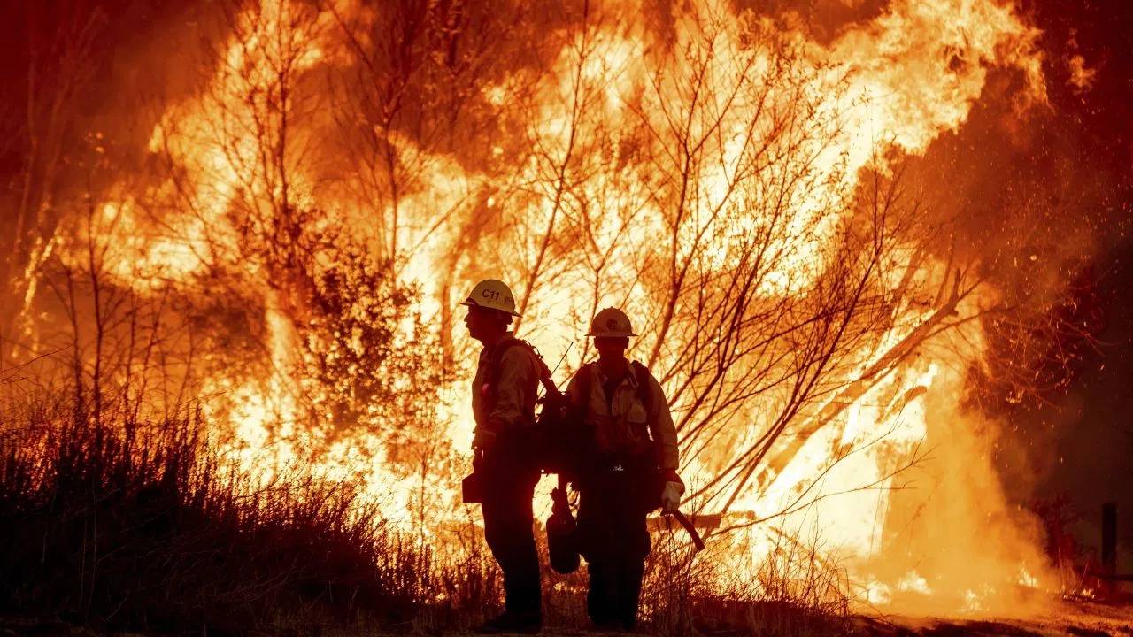 California Fire: లాస్ ఏంజిల్స్లోని శాంటా క్లారిటాలో మంటలు.. ఇళ్లను వదిలిపెట్టిన 19 వేల మంది ప్రజలు California Fire: లాస్ ఏంజిల్స్లోని శాంటా క్లారిటాలో మంటలు.. ఇళ్లను వదిలిపెట్టిన 19 వేల మంది ప్రజలు