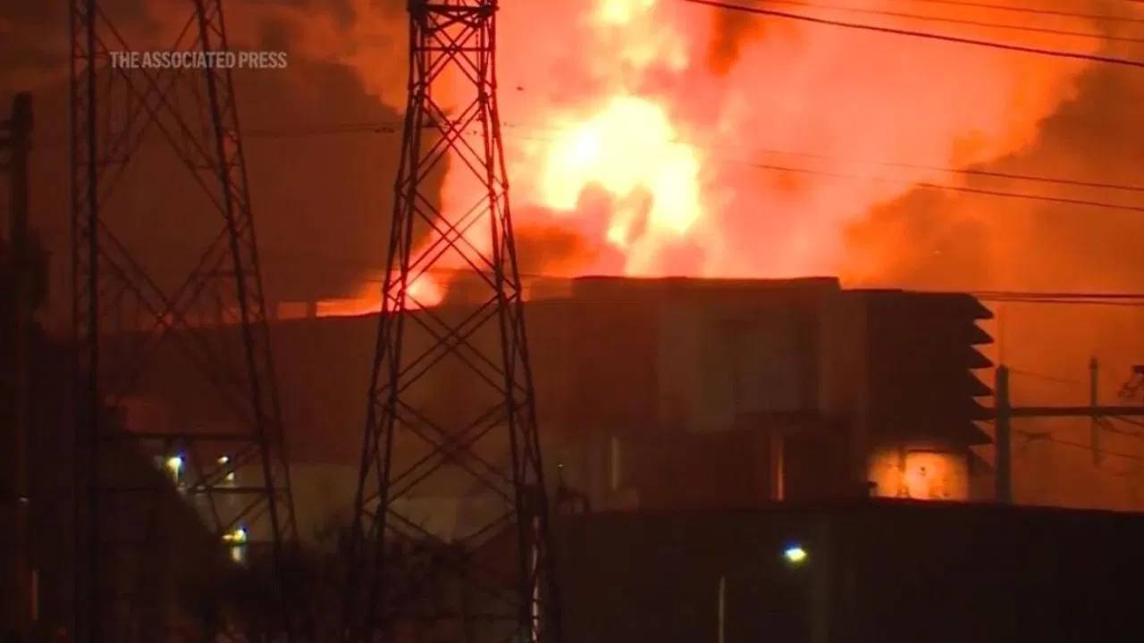 Fire Accident : అమెరికాను వెంటాడుతున్న అగ్ని ప్రమాదాలు.. కాలిఫోర్నియాలోని అతిపెద్ద బ్యాటరీ స్టోరేజ్ ప్లాంట్ లో మంటలు Fire Accident : అమెరికాను వెంటాడుతున్న అగ్ని ప్రమాదాలు.. కాలిఫోర్నియాలోని అతిపెద్ద బ్యాటరీ స్టోరేజ్ ప్లాంట్ లో మంటలు