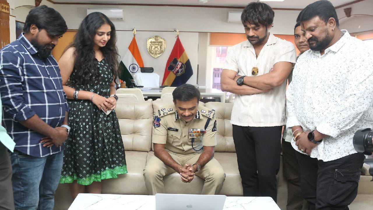 Conistable : ‘‘కానిస్టేబుల్’’గా వరుణ్ సందేశ్.. టైటిల్ సాంగ్ రిలీజ్ చేసిన హైదరాబాద్ పోలీస్ కమిషనర్ సి.వి.ఆనంద్ Conistable : ‘‘కానిస్టేబుల్’’గా వరుణ్ సందేశ్.. టైటిల్ సాంగ్ రిలీజ్ చేసిన హైదరాబాద్ పోలీస్ కమిషనర్ సి.వి.ఆనంద్