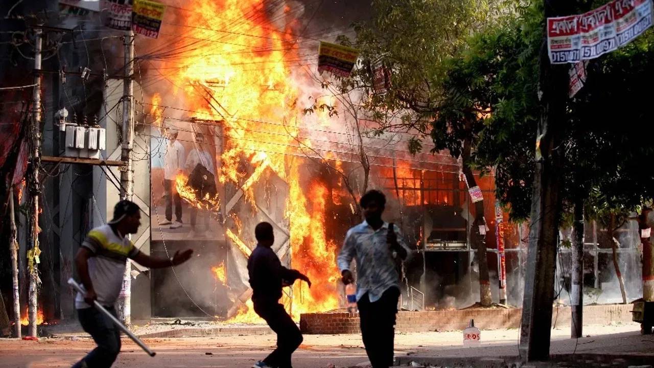 Bangladesh : బంగ్లాదేశ్ జైళ్ల నుండి తప్పించుకున్న 700 మంది ఖైదీలు ఎక్కడికి వెళ్లారు? Bangladesh : బంగ్లాదేశ్ జైళ్ల నుండి తప్పించుకున్న 700 మంది ఖైదీలు ఎక్కడికి వెళ్లారు?