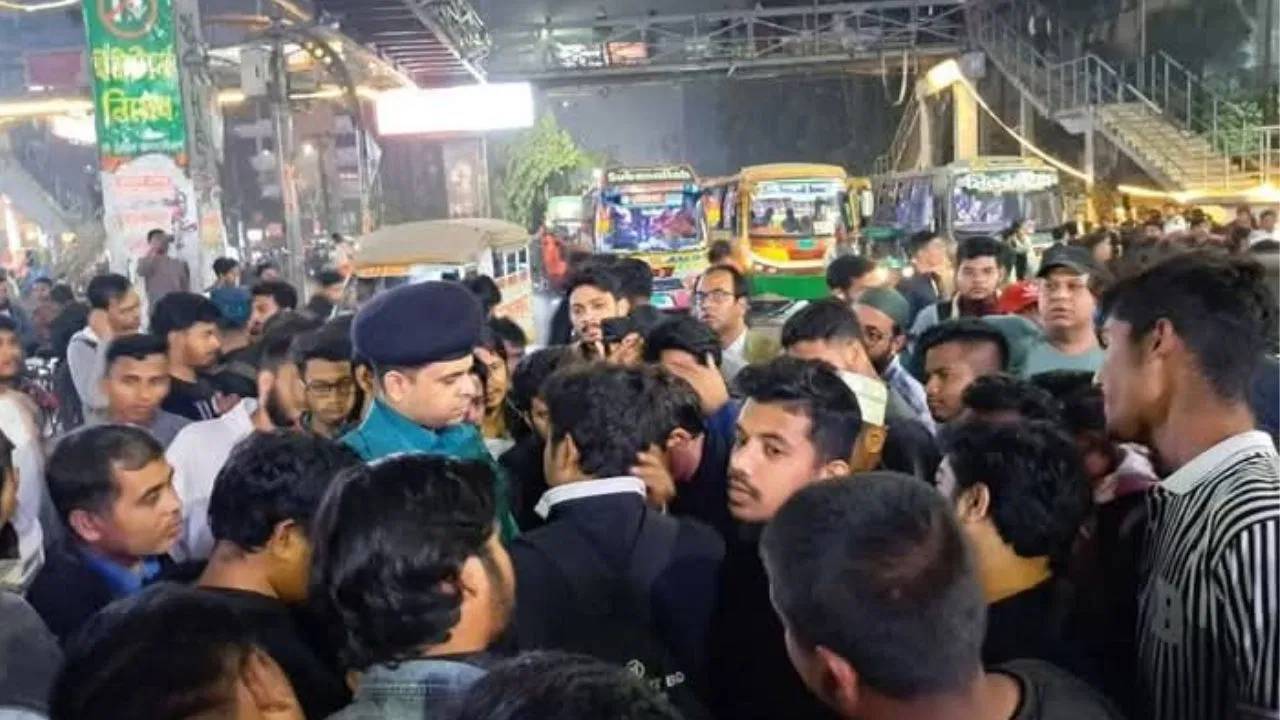 Bangladesh : బంగ్లాదేశ్లో మరోసారి రాజుకున్న అగ్గి… రాత్రంతా హల్ చల్ చేసిన ఢాకా యూనివర్సిటీ స్టూడెంట్స్ Bangladesh : బంగ్లాదేశ్లో మరోసారి రాజుకున్న అగ్గి… రాత్రంతా హల్ చల్ చేసిన ఢాకా యూనివర్సిటీ స్టూడెంట్స్