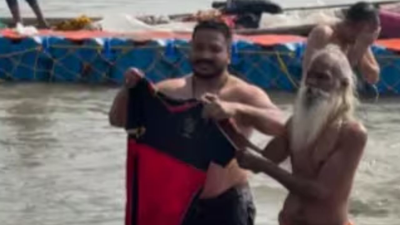 RCB Jersey: కుంభమేళాలో ఆర్సీబీ జెర్సీకి గంగాస్నానం, ప్రత్యేక పూజలు.. ఈ సాలా కప్ నమ్దే! RCB Jersey: కుంభమేళాలో ఆర్సీబీ జెర్సీకి గంగాస్నానం, ప్రత్యేక పూజలు.. ఈ సాలా కప్ నమ్దే!