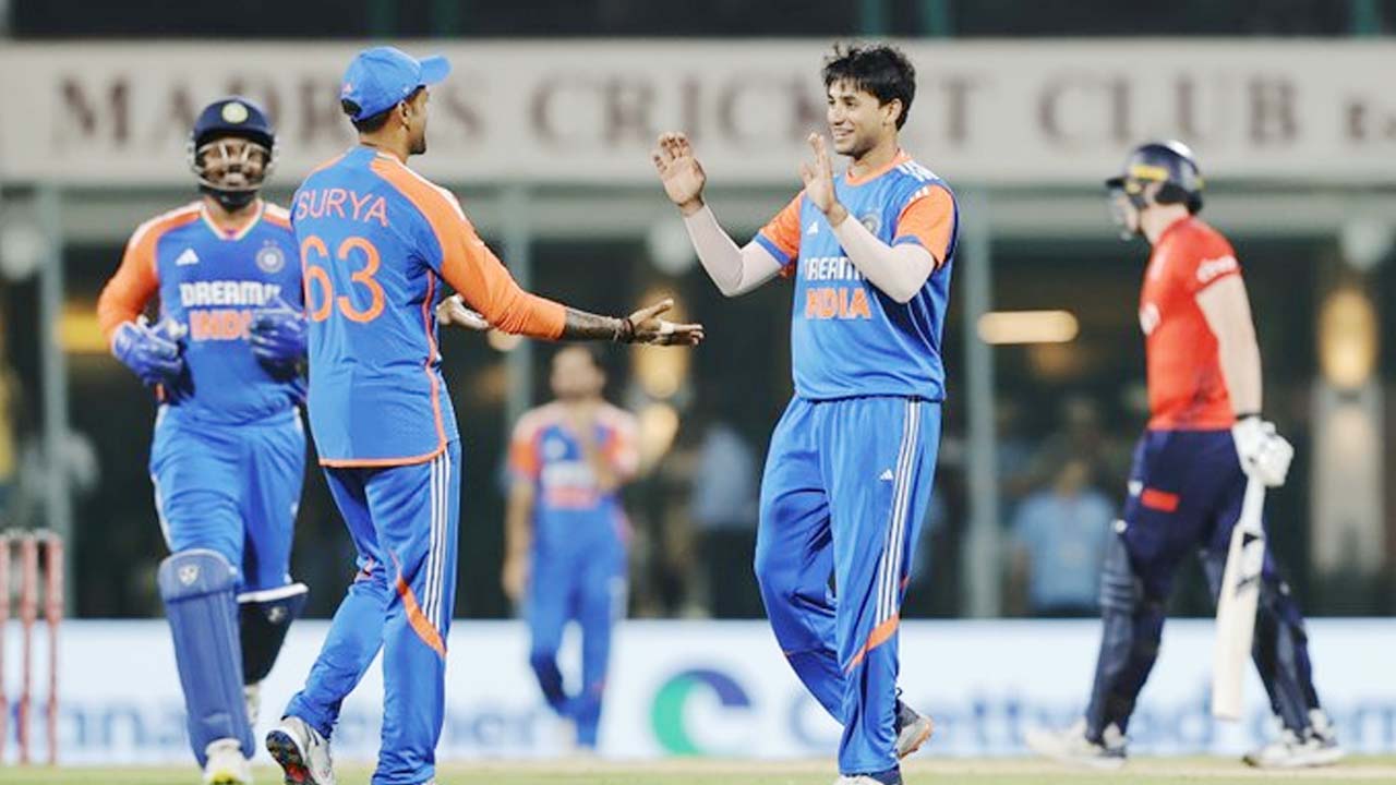 India vs England 2nd T20: కట్టుదిట్టంగా బౌలింగ్.. భారత్ లక్ష్యం 166 పరుగులు.. India vs England 2nd T20: కట్టుదిట్టంగా బౌలింగ్.. భారత్ లక్ష్యం 166 పరుగులు..