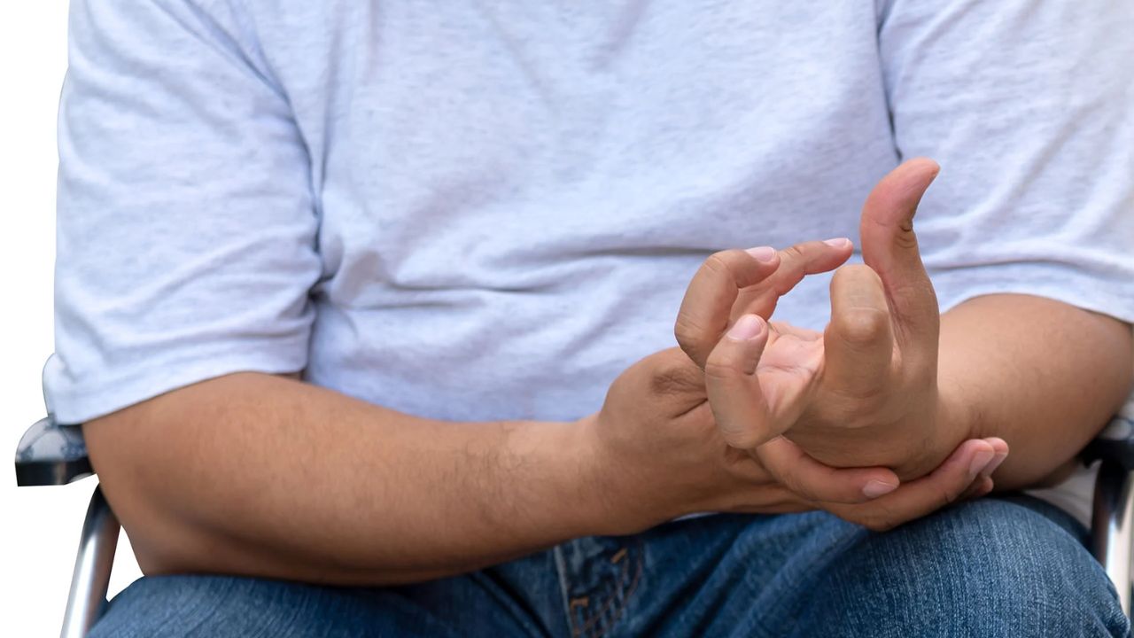Paralysis: పక్షవాతం రావడానికి ముందు కనిపించే ముఖ్య లక్షణాలు Paralysis: పక్షవాతం రావడానికి ముందు కనిపించే ముఖ్య లక్షణాలు