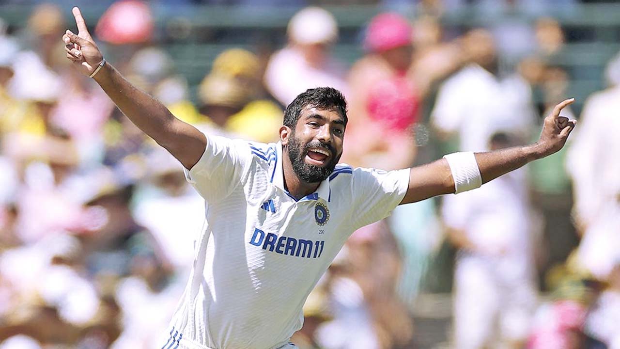 Jasprit Bumrah: ఐసీసీ టెస్టు క్రికెటర్ ఆఫ్ ది ఇయర్గా బుమ్రా.. తొలి భారత పేసర్ గా రికార్డ్! Jasprit Bumrah: ఐసీసీ టెస్టు క్రికెటర్ ఆఫ్ ది ఇయర్గా బుమ్రా.. తొలి భారత పేసర్ గా రికార్డ్!