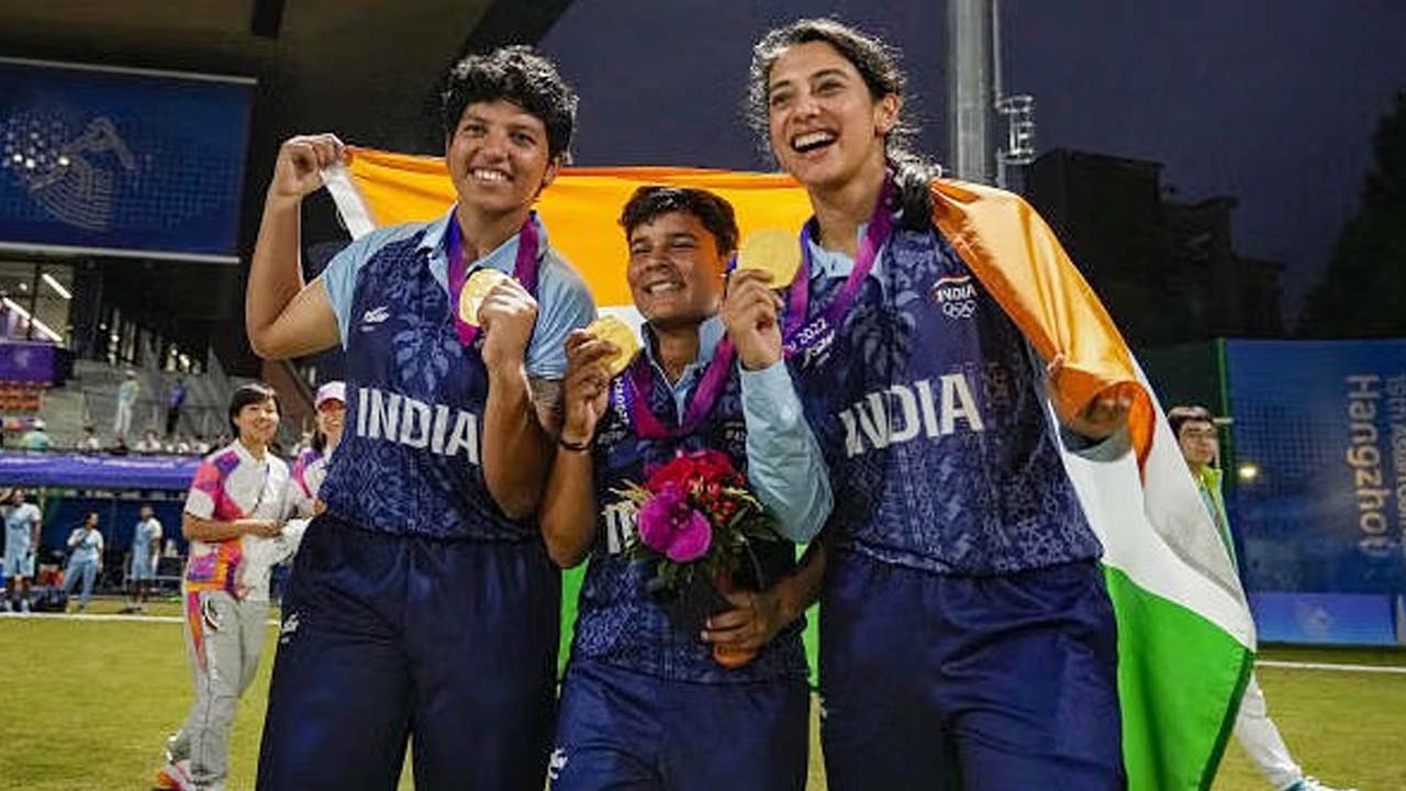 ICC T20: ఐసీసీ ఉమెన్స్ టీ20 టీమ్ ఆఫ్ ది ఇయర్ 2024.. ముగ్గురు భారత ప్లేయర్లకు చోటు ICC T20: ఐసీసీ ఉమెన్స్ టీ20 టీమ్ ఆఫ్ ది ఇయర్ 2024.. ముగ్గురు భారత ప్లేయర్లకు చోటు