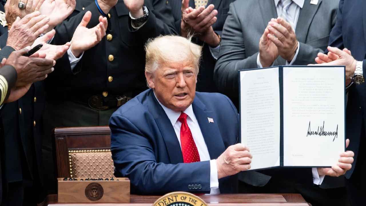 Donald Trump: ట్రంప్ అధ్యక్షుడైన తొలి రోజే.. టాప్-10 కీలక ఆదేశాలు.. Donald Trump: ట్రంప్ అధ్యక్షుడైన తొలి రోజే.. టాప్-10 కీలక ఆదేశాలు..