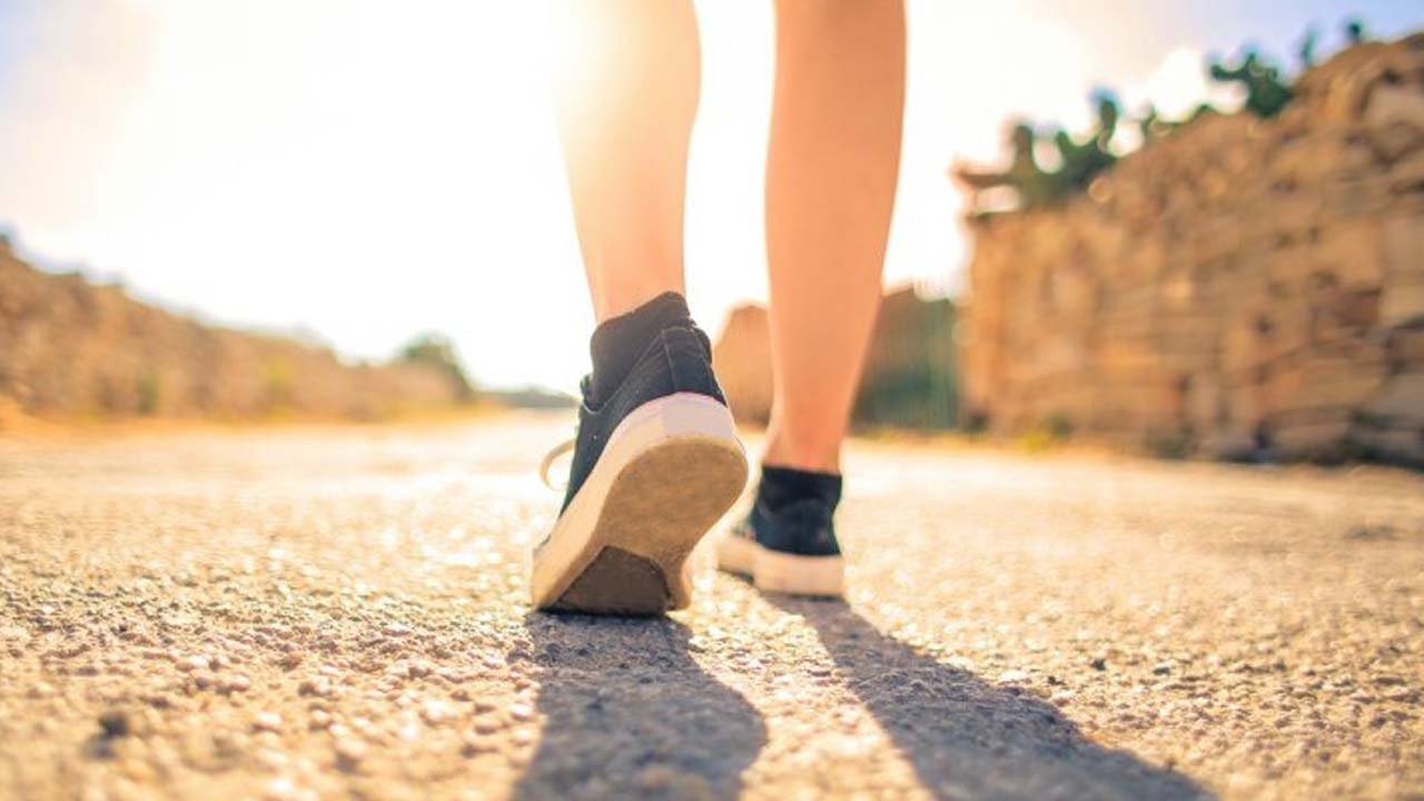 Health Tips: రోజూ వాకింగ్ చేస్తున్నా బరువు తగ్గట్లేదా? మీరు చేసే తప్పులివే! Health Tips: రోజూ వాకింగ్ చేస్తున్నా బరువు తగ్గట్లేదా? మీరు చేసే తప్పులివే!