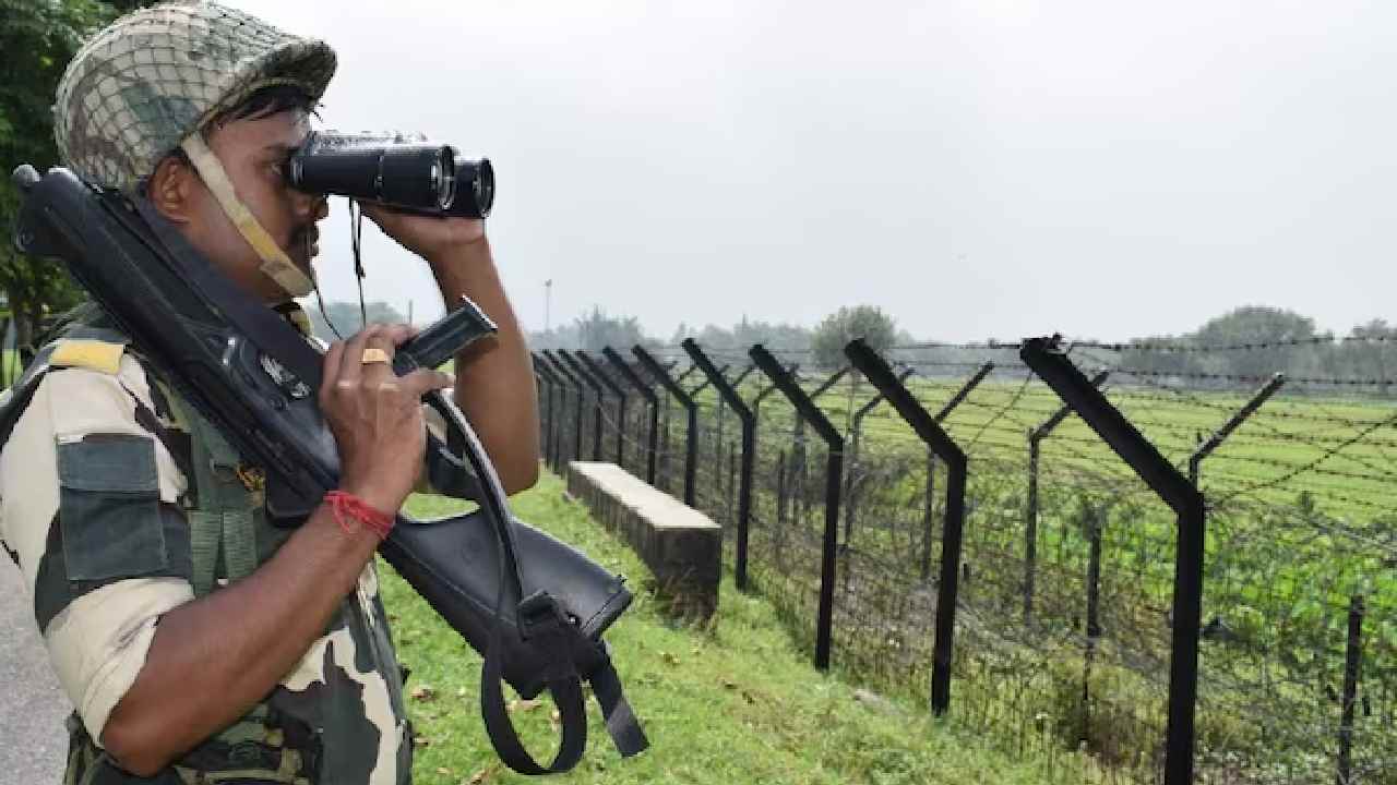 India-Bangladesh: బంగ్లాదేశ్ అక్రమ బంకర్ నిర్మాణం.. అడ్డుకున్న బీఎస్ఎఫ్.. India-Bangladesh: బంగ్లాదేశ్ అక్రమ బంకర్ నిర్మాణం.. అడ్డుకున్న బీఎస్ఎఫ్..