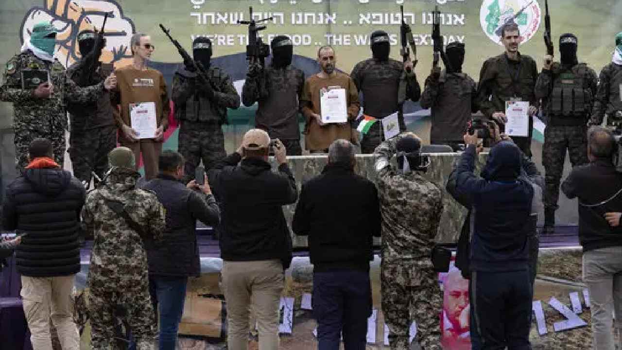 Israel Hamas: తొలి దశ కాల్పుల విరమణ.. గాజాలో ఇంకా ఎంతమంది ఇజ్రాయిల్ బందీలు ఉన్నారంటే.. Israel Hamas: తొలి దశ కాల్పుల విరమణ.. గాజాలో ఇంకా ఎంతమంది ఇజ్రాయిల్ బందీలు ఉన్నారంటే..