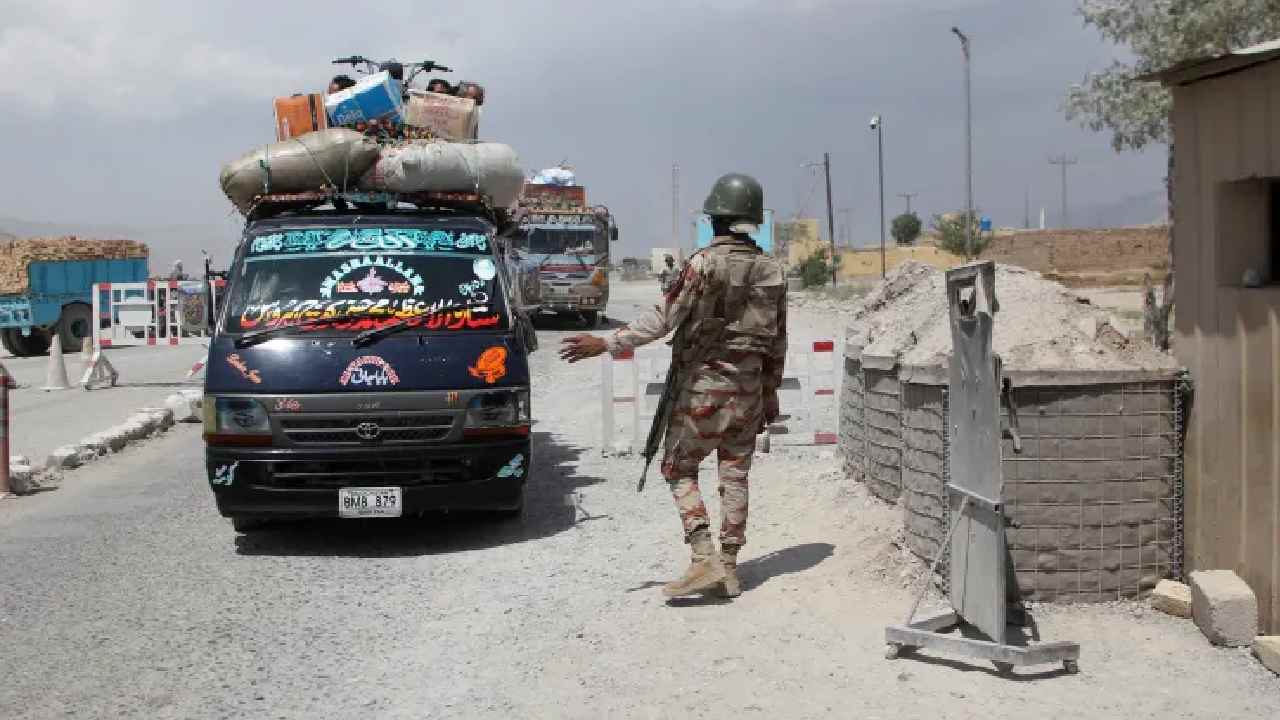 Pakistan: కాల్పులతో దద్ధరిల్లిన బెలూచిస్తాన్.. 18 మంది సైనికులు, 12 మంది ఉగ్రవాదులు హతం.. Pakistan: కాల్పులతో దద్ధరిల్లిన బెలూచిస్తాన్.. 18 మంది సైనికులు, 12 మంది ఉగ్రవాదులు హతం..