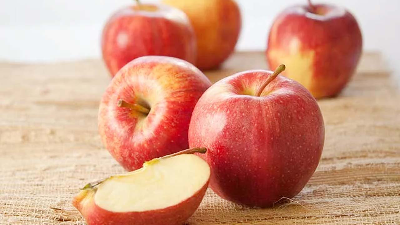 Health Tips: నెల రోజుల పాటు ప్రతిరోజూ ఒక ఆపిల్ తింటే అద్భుతమే! Health Tips: నెల రోజుల పాటు ప్రతిరోజూ ఒక ఆపిల్ తింటే అద్భుతమే!