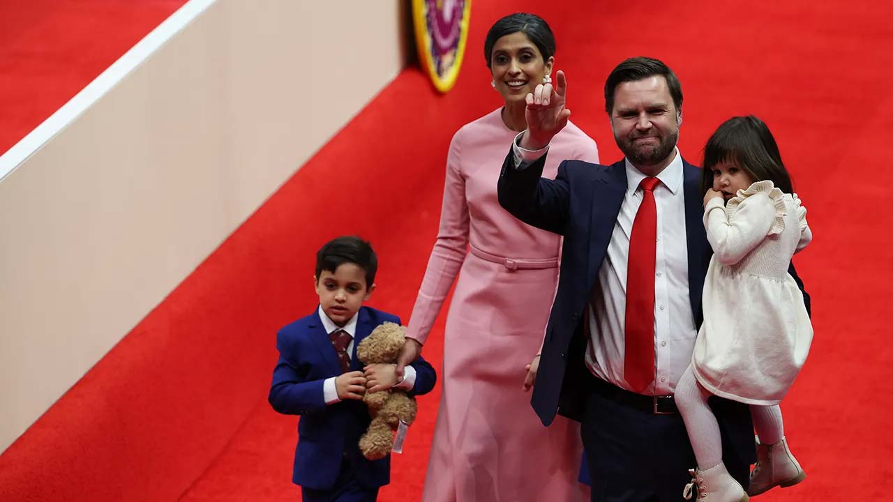 JD Vance: త్వరలో భారత్లో అమెరికా ఉపాధ్యక్షుడి ఫ్యామిలీ పర్యటన JD Vance: త్వరలో భారత్లో అమెరికా ఉపాధ్యక్షుడి ఫ్యామిలీ పర్యటన