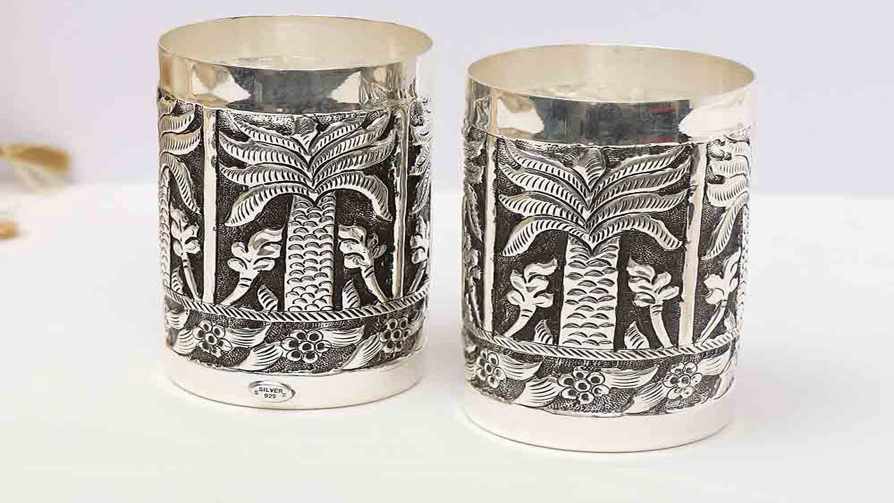 Silver Glass: వెండి గ్లాసులో నీరు తాగండి.. ఆరోగ్యంగా ఉండండి Silver Glass: వెండి గ్లాసులో నీరు తాగండి.. ఆరోగ్యంగా ఉండండి