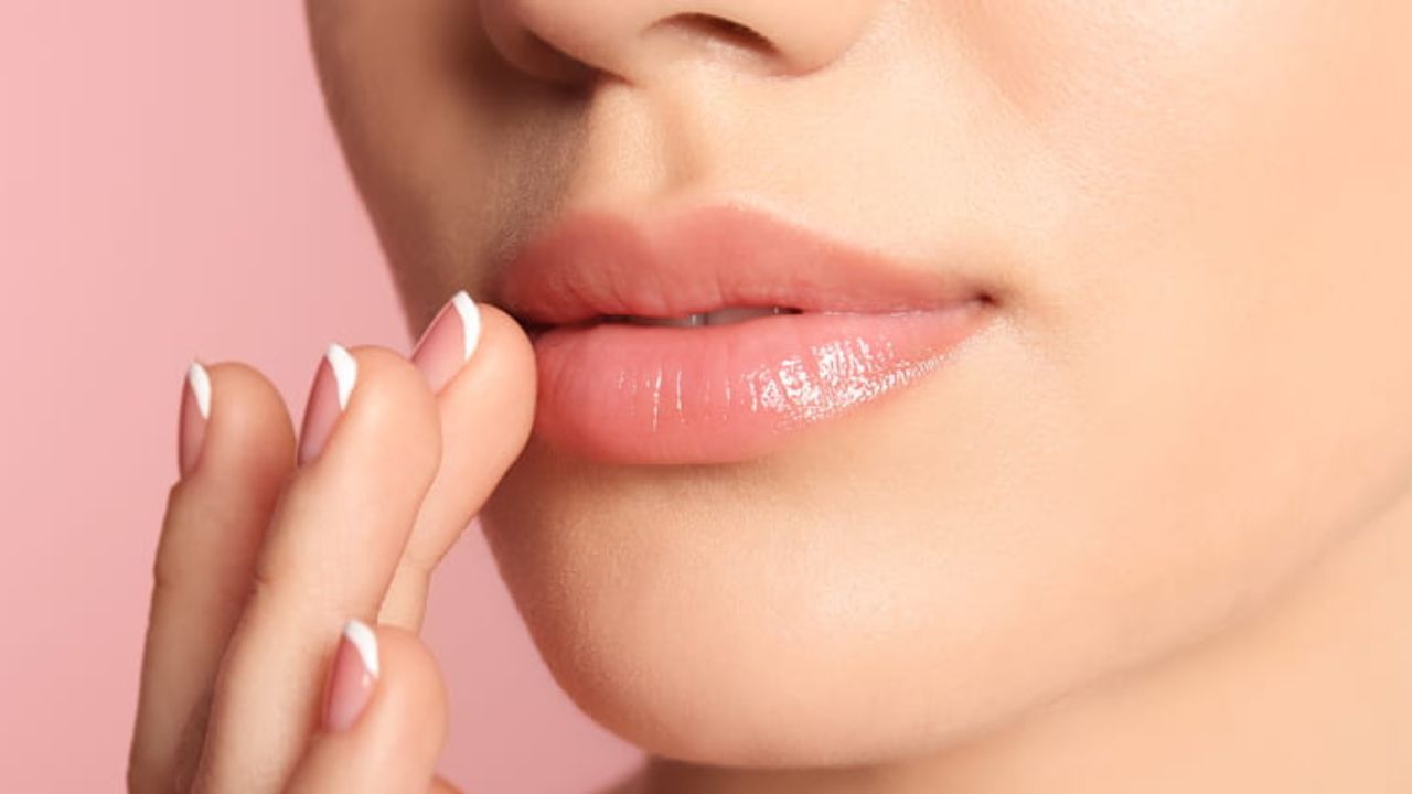 Lips Care: నల్లబారిన పెదవులను గులాబీ రంగులోకి ఎలా తెచ్చుకోవాలంటే? Lips Care: నల్లబారిన పెదవులను గులాబీ రంగులోకి ఎలా తెచ్చుకోవాలంటే?