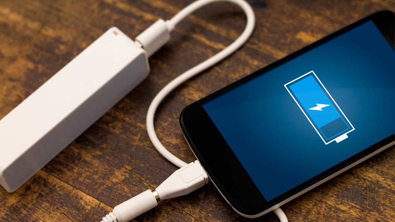Battery Charging: మీ ఫోన్ ఛార్జింగ్ 100% చేస్తున్నారా? అయితే మీ ఫోన్ రిస్క్లో పడ్డట్లే Battery Charging: మీ ఫోన్ ఛార్జింగ్ 100% చేస్తున్నారా? అయితే మీ ఫోన్ రిస్క్లో పడ్డట్లే