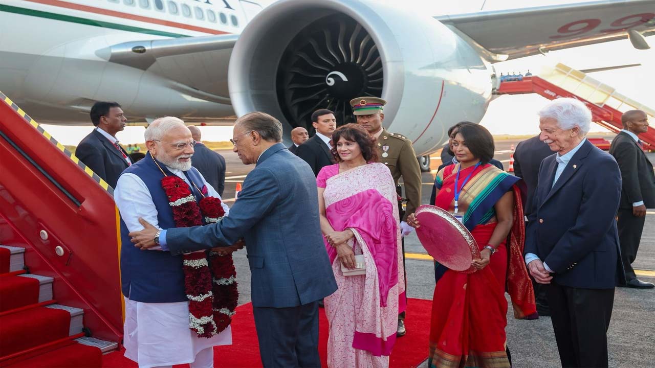 PM Modi: మారిషస్ చేరుకున్న మోడీ.. ఘన స్వాగతం PM Modi: మారిషస్ చేరుకున్న మోడీ.. ఘన స్వాగతం
