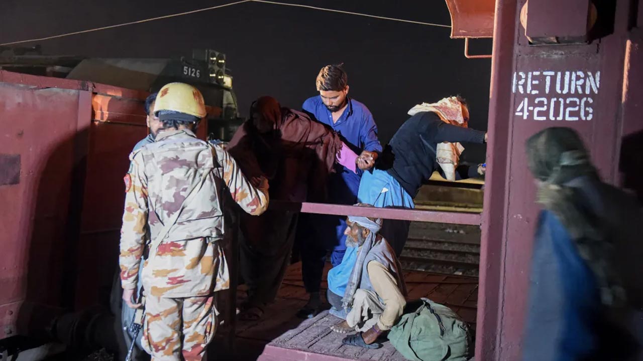 Pakistan train hijack:100 మంది బందీలను రక్షించిన పాకిస్తాన్ సైన్యం.. 16 మంది మిలిటెంట్లు హతం Pakistan train hijack:100 మంది బందీలను రక్షించిన పాకిస్తాన్ సైన్యం.. 16 మంది మిలిటెంట్లు హతం