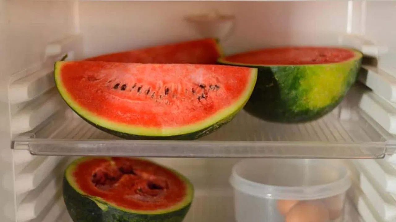 Water Melon: పుచ్చకాయలను ఫ్రిజ్లో పెట్టి తినేస్తున్నారా? డేంజర్లో పడినట్లే! Water Melon: పుచ్చకాయలను ఫ్రిజ్లో పెట్టి తినేస్తున్నారా? డేంజర్లో పడినట్లే!