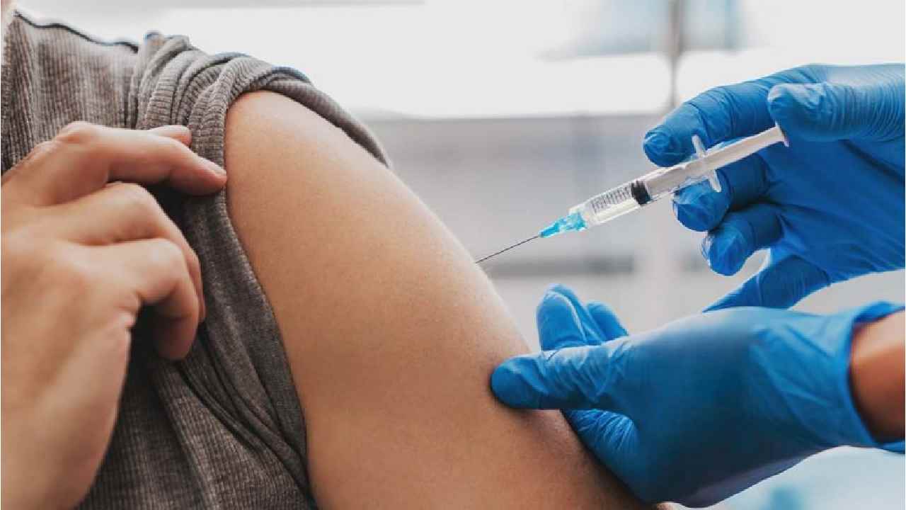 Vaccination: కుడి చేయి లేదా ఎడమ చేయి..? “టీకా ఇంజెక్షన్” ఇచ్చే ప్రాంతం ఎందుకు ముఖ్యం..? Vaccination: కుడి చేయి లేదా ఎడమ చేయి..? “టీకా ఇంజెక్షన్” ఇచ్చే ప్రాంతం ఎందుకు ముఖ్యం..?