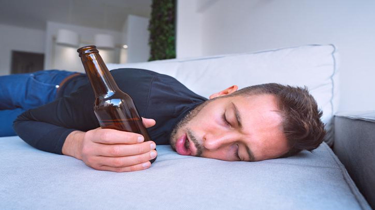 Alcohol : మందు తాగితే నిద్ర బాగా పడుతుందా? ఈ వాదనలో నిజమెంత…! Alcohol : మందు తాగితే నిద్ర బాగా పడుతుందా? ఈ వాదనలో నిజమెంత…!