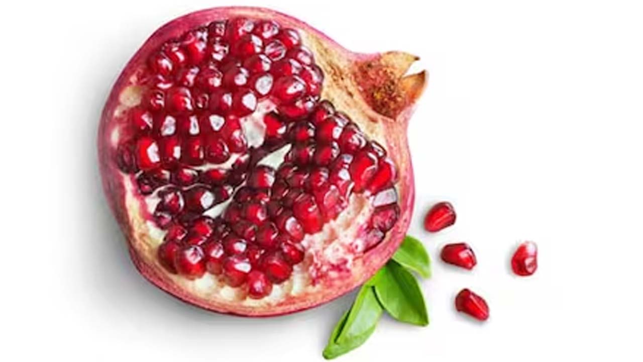 Health Tips: ప్రతిరోజూ దానిమ్మపండును తింటే.. బోలెడన్నీ ఆరోగ్య ప్రయోజనాలు Health Tips: ప్రతిరోజూ దానిమ్మపండును తింటే.. బోలెడన్నీ ఆరోగ్య ప్రయోజనాలు