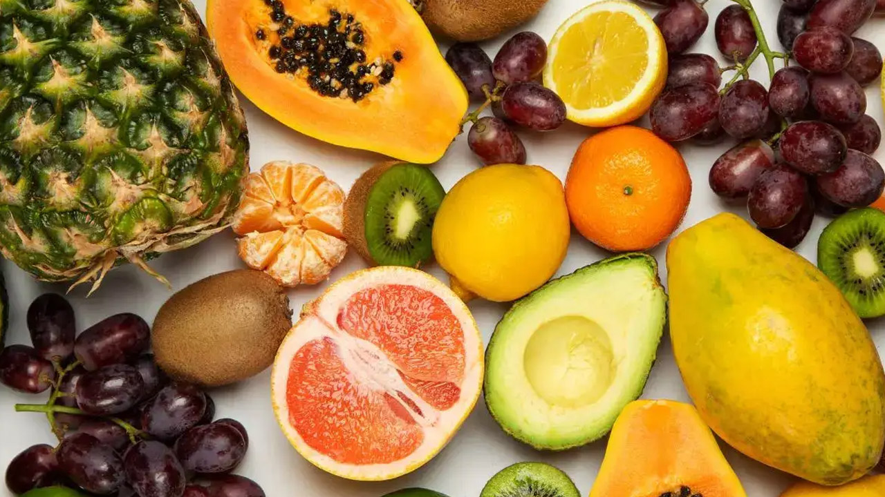 Health Tips: పండ్లు తినేటప్పుడు ఈ తప్పులు చేస్తున్నారా?.. ఈ విషయాలు ఖచ్చితంగా తెలుసుకోవాల్సిందే! Health Tips: పండ్లు తినేటప్పుడు ఈ తప్పులు చేస్తున్నారా?.. ఈ విషయాలు ఖచ్చితంగా తెలుసుకోవాల్సిందే!