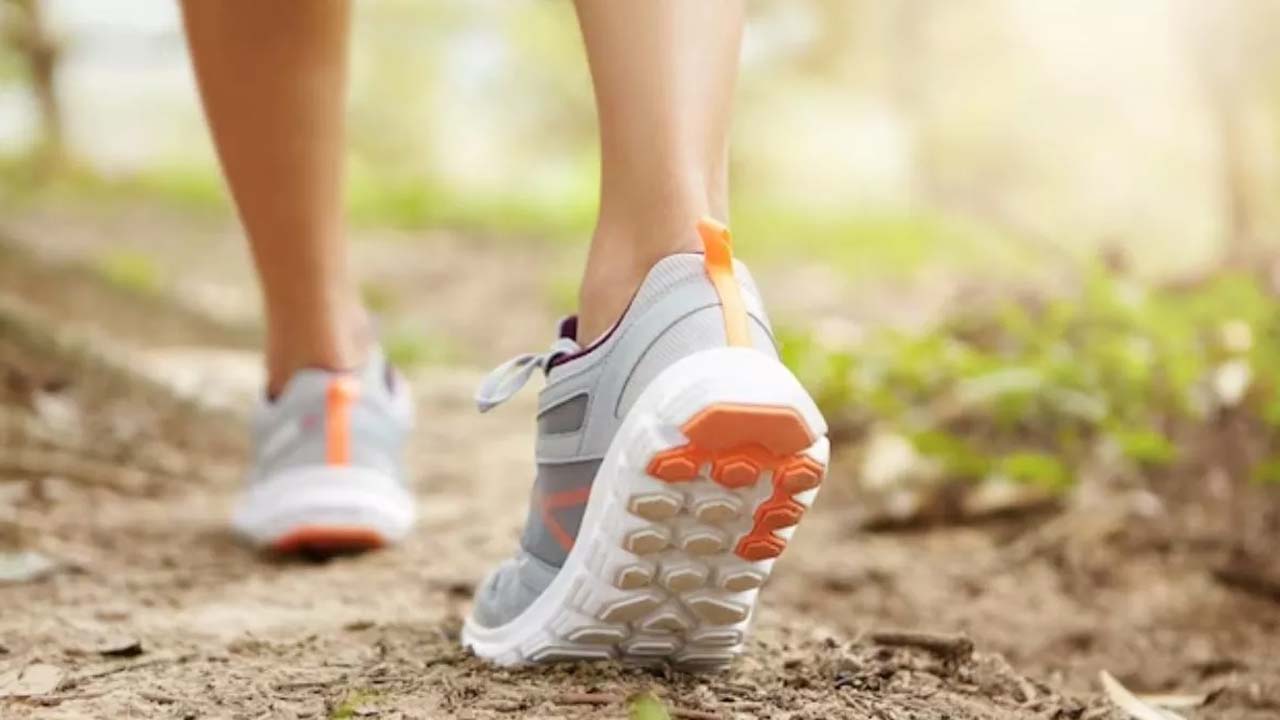 Health Tips: అవసరానికి మించి నడుస్తున్నారా?.. ఈ సమస్యలను కోరి తెచ్చుకున్నట్టే! Health Tips: అవసరానికి మించి నడుస్తున్నారా?.. ఈ సమస్యలను కోరి తెచ్చుకున్నట్టే!