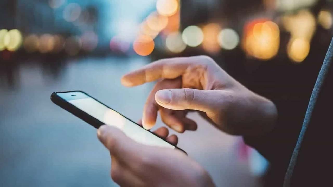 Smartphone Tips: ఫోన్ స్లో అయ్యిందా?.. కొత్త ఫోన్ కొనాల్సిన అవసరం లేదు.. ఈ పనులు చేస్తే చాలు! Smartphone Tips: ఫోన్ స్లో అయ్యిందా?.. కొత్త ఫోన్ కొనాల్సిన అవసరం లేదు.. ఈ పనులు చేస్తే చాలు!